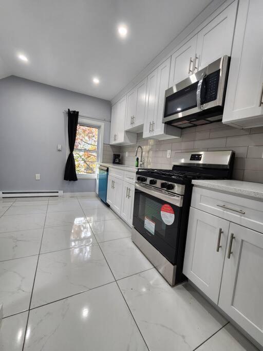 Two-bedroom 25 Min To Nyc Free Parking-unit-2 Holiday home