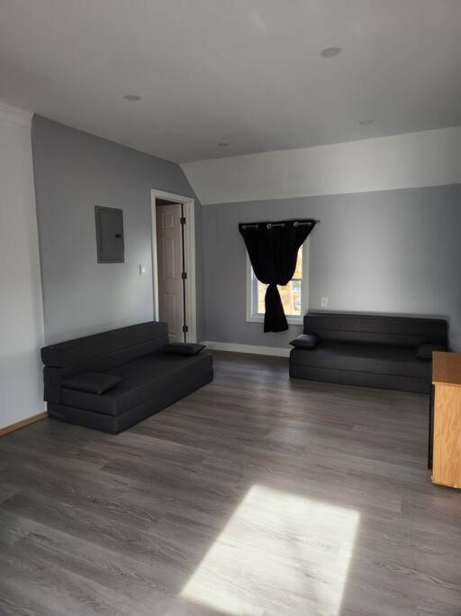 Two-bedroom 25 Min To Nyc Free Parking-unit-2 Holiday home